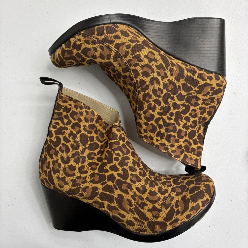 Charleston Shoe Co. Boot Cheetah Leopard animal Print Wedge Ankle Slip On Size 9